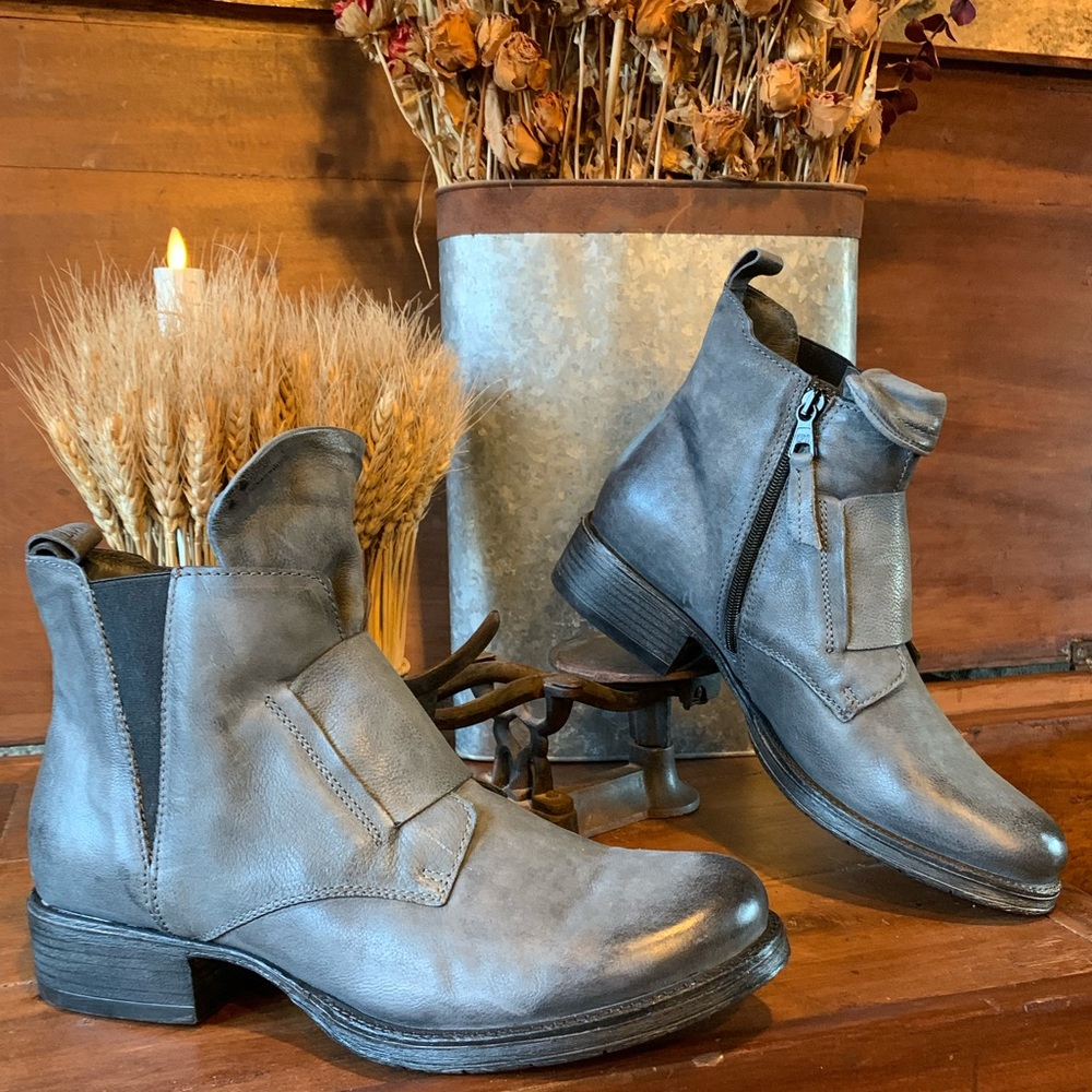 MIZ MOOZ Boots NWT